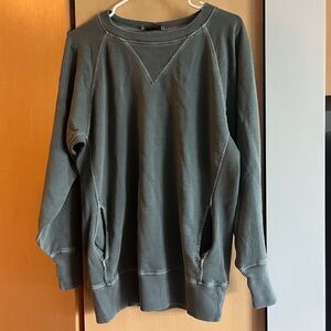 NWT Gray Crew Neck Boutique Sweatshirt with Pockets. Size M.